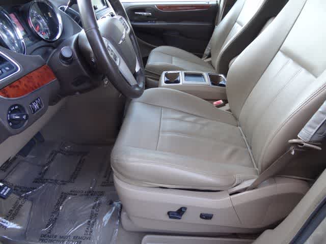 Thumbnail: 2014 Chrysler Town & Country - 6