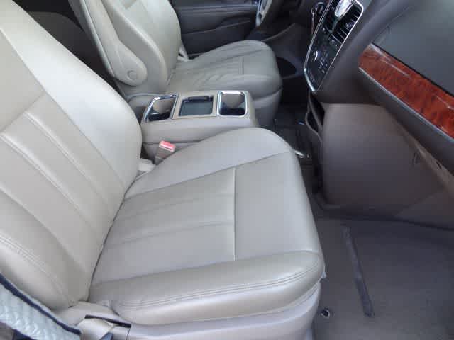 Thumbnail: 2014 Chrysler Town & Country - 16