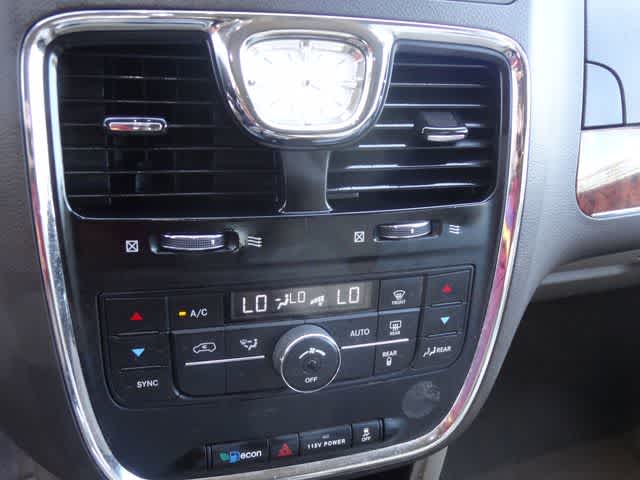 Thumbnail: 2014 Chrysler Town & Country - 26