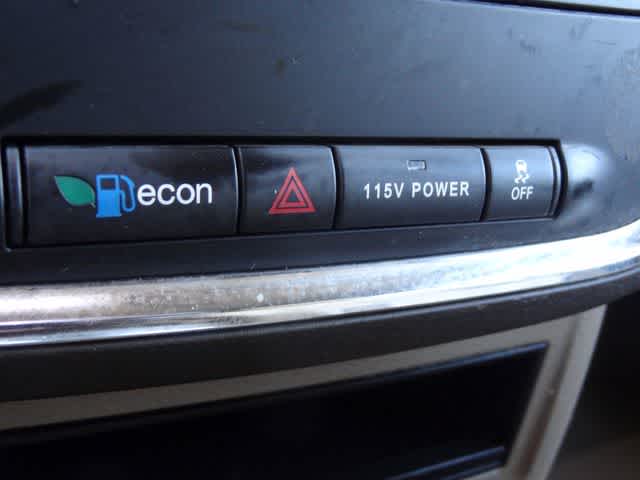 Thumbnail: 2014 Chrysler Town & Country - 28