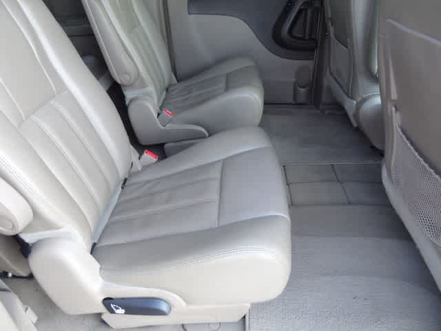 Thumbnail: 2014 Chrysler Town & Country - 13