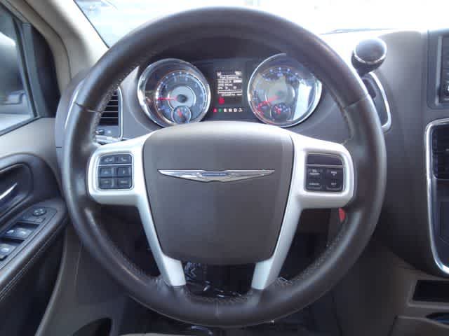 Thumbnail: 2014 Chrysler Town & Country - 15