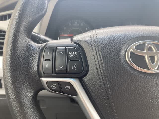 2016 Toyota Sienna SE 17