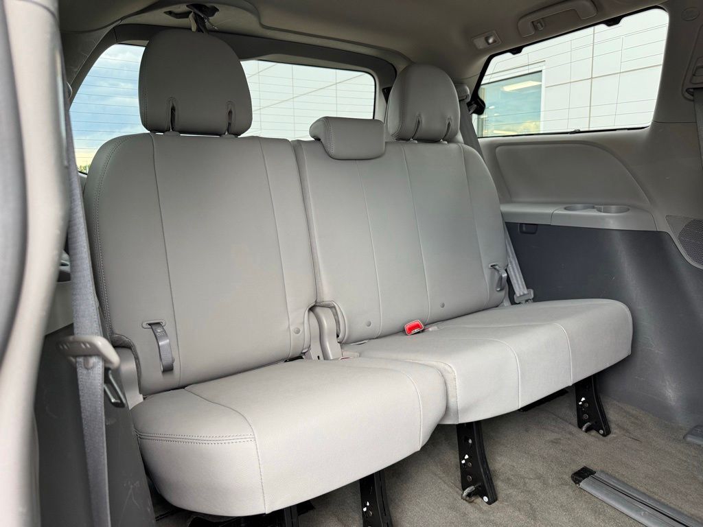 Thumbnail: 2016 Toyota Sienna - 18