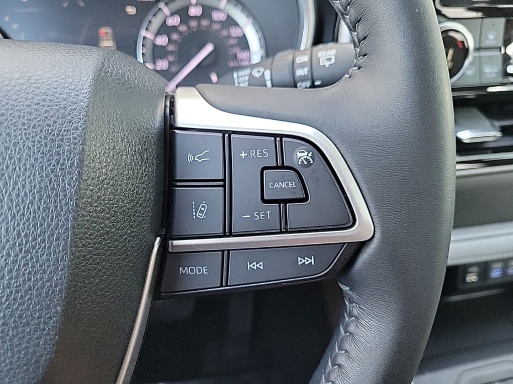 Thumbnail: 2022 Toyota Highlander - 25