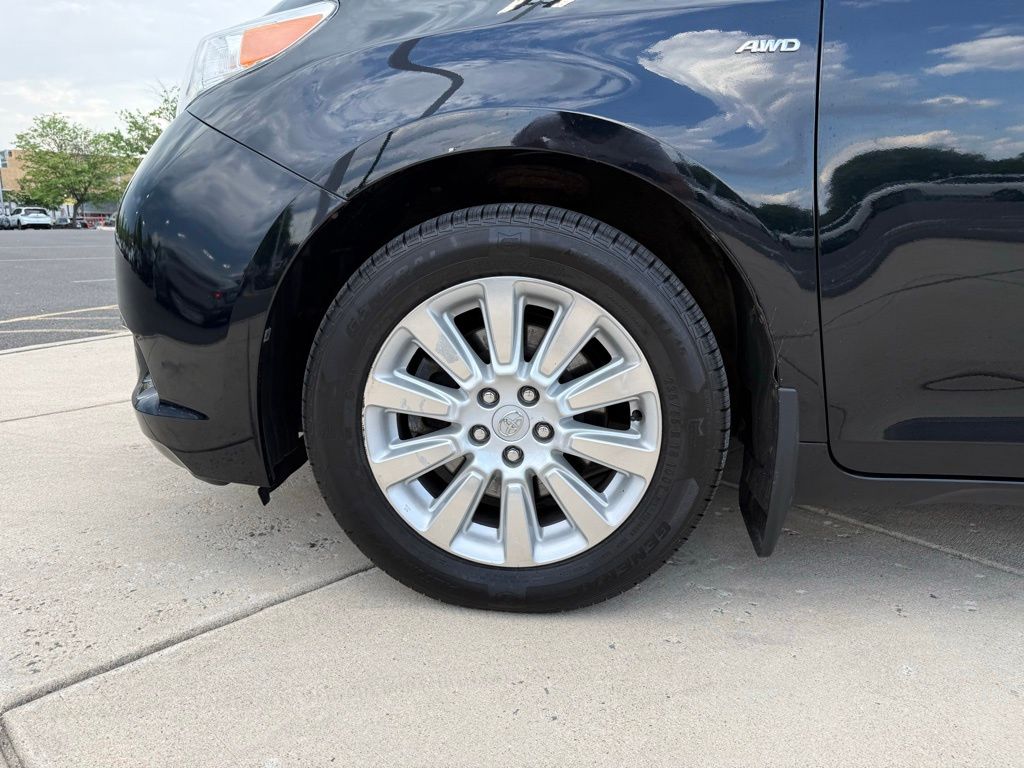 Thumbnail: 2016 Toyota Sienna - 9