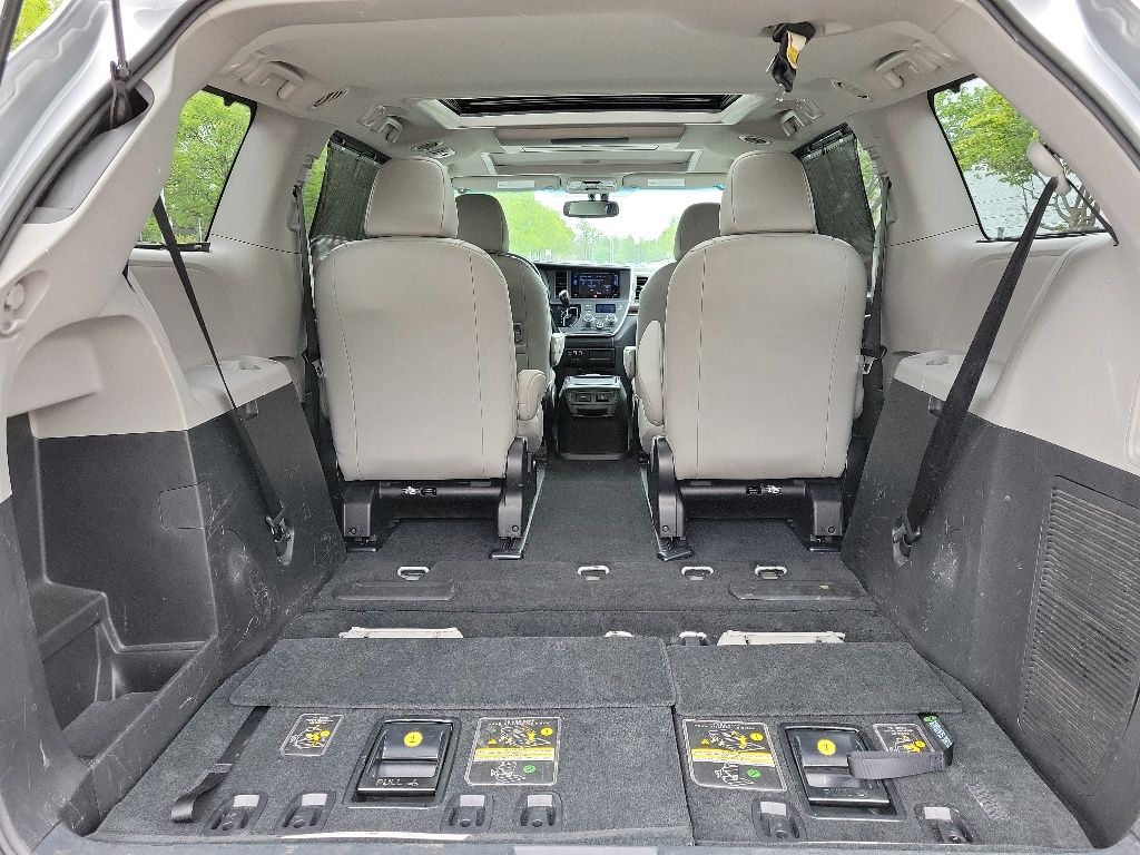 Thumbnail: 2017 Toyota Sienna - 22