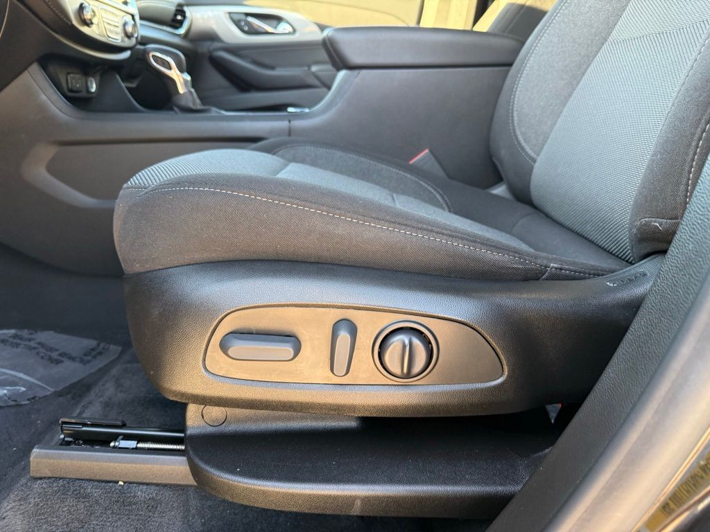 Thumbnail: 2023 Chevrolet Traverse - 14