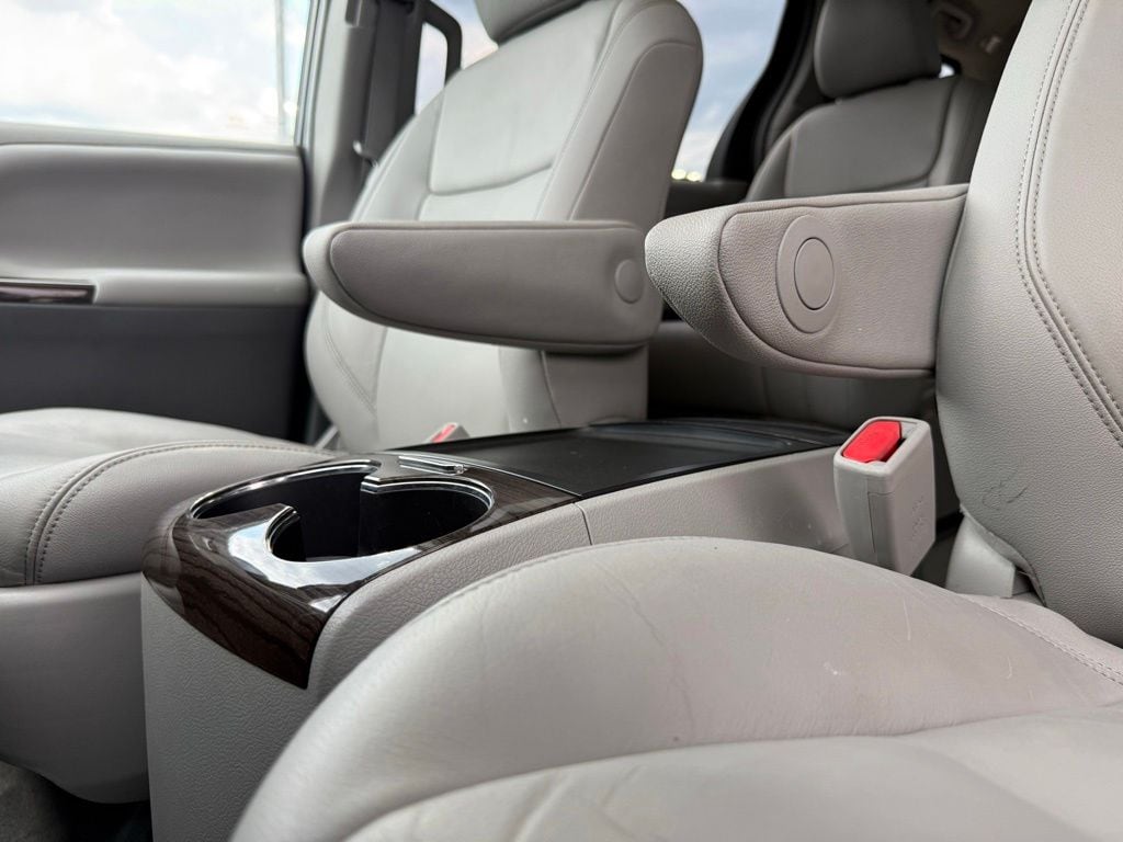Thumbnail: 2016 Toyota Sienna - 32