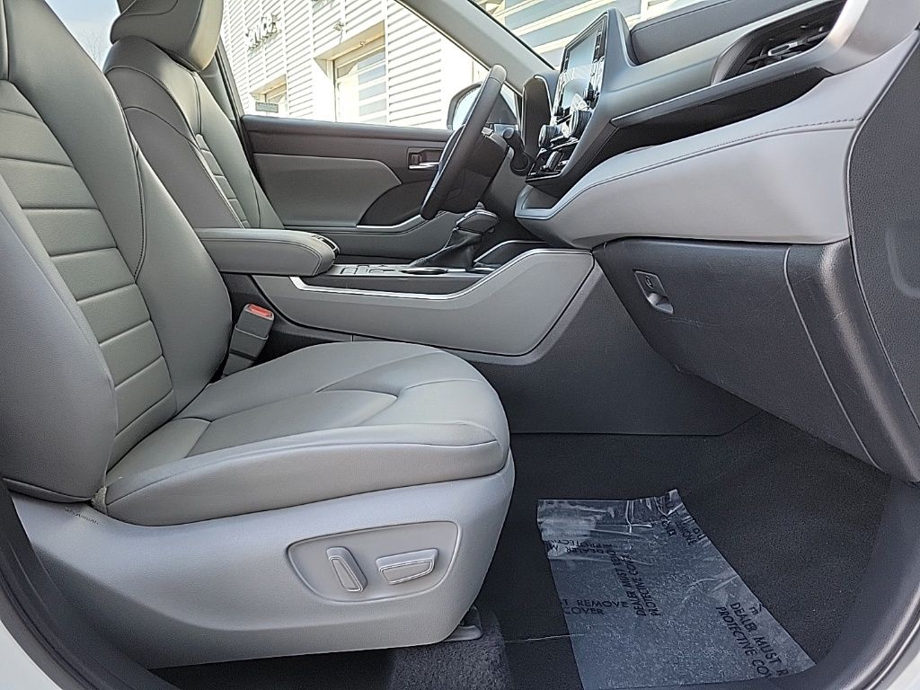 Thumbnail: 2022 Toyota Highlander - 17