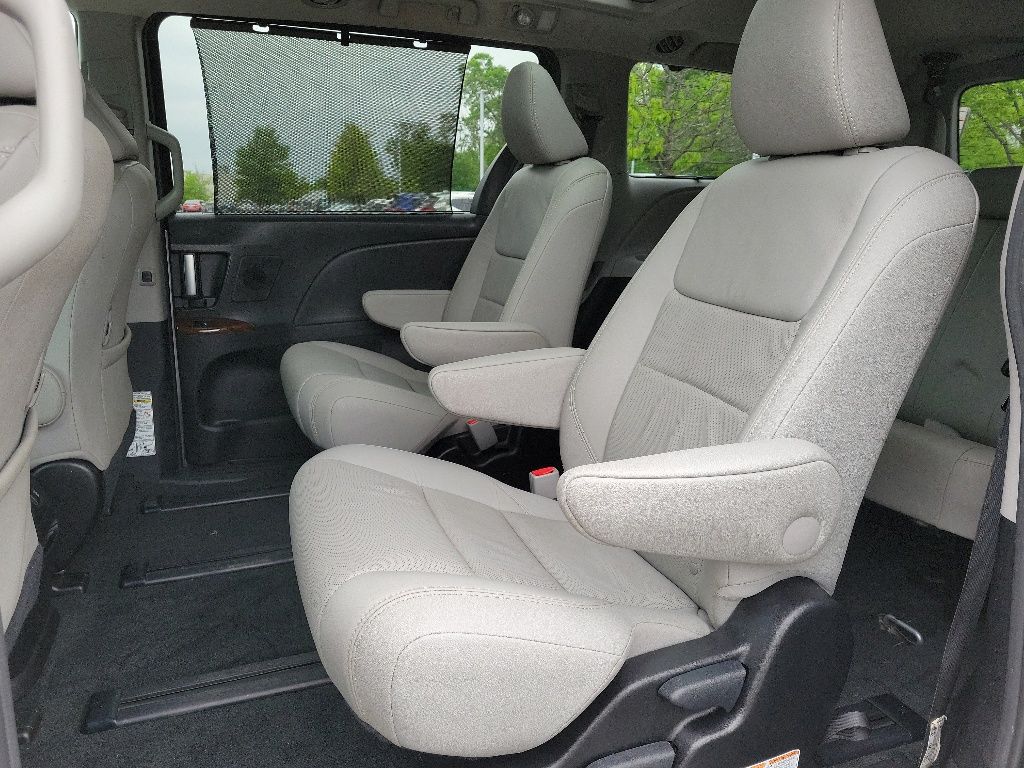 Thumbnail: 2017 Toyota Sienna - 14