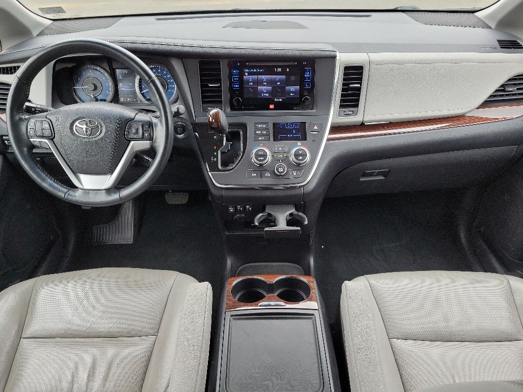 Thumbnail: 2017 Toyota Sienna - 26