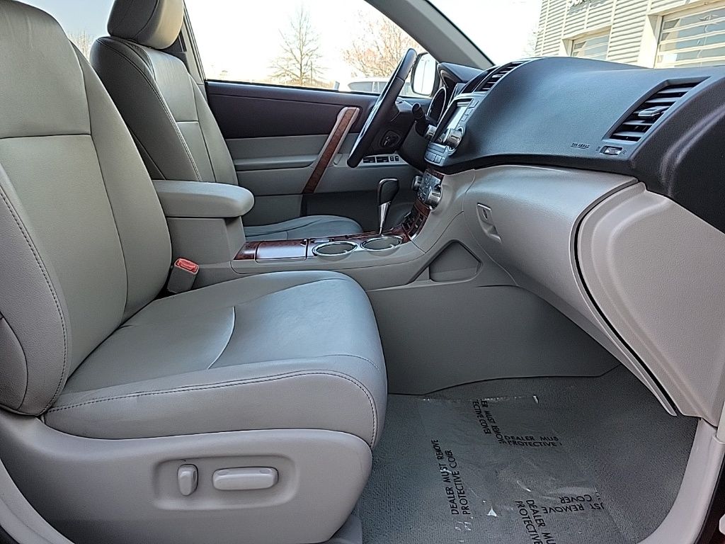 Thumbnail: 2010 Toyota Highlander - 17