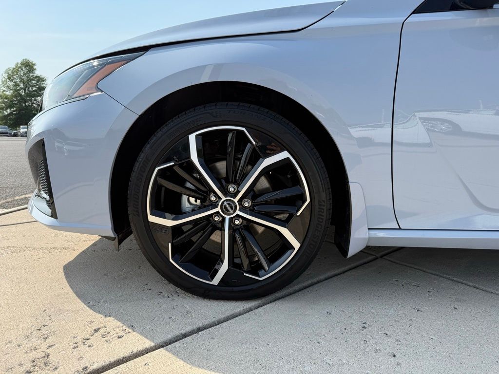 2023 Nissan Altima SR 9