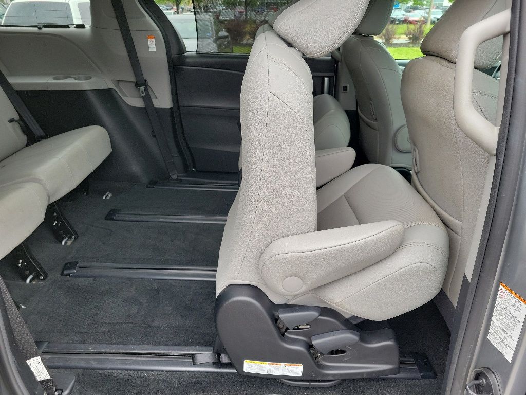 Thumbnail: 2017 Toyota Sienna - 17