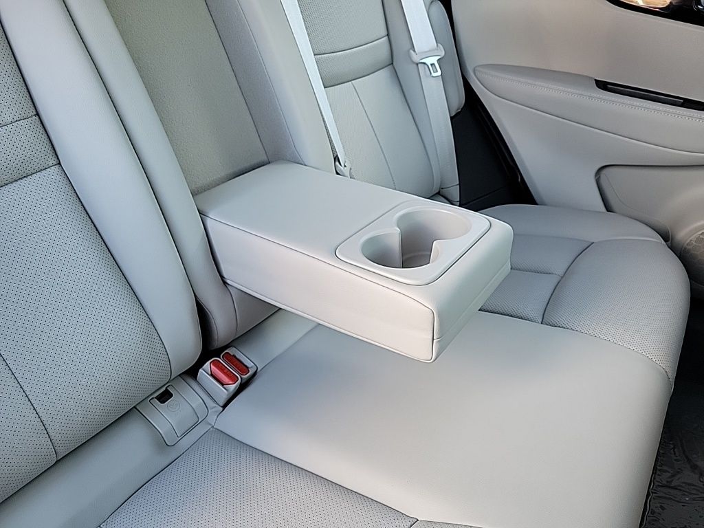 Thumbnail: 2022 Nissan Rogue Sport - 14