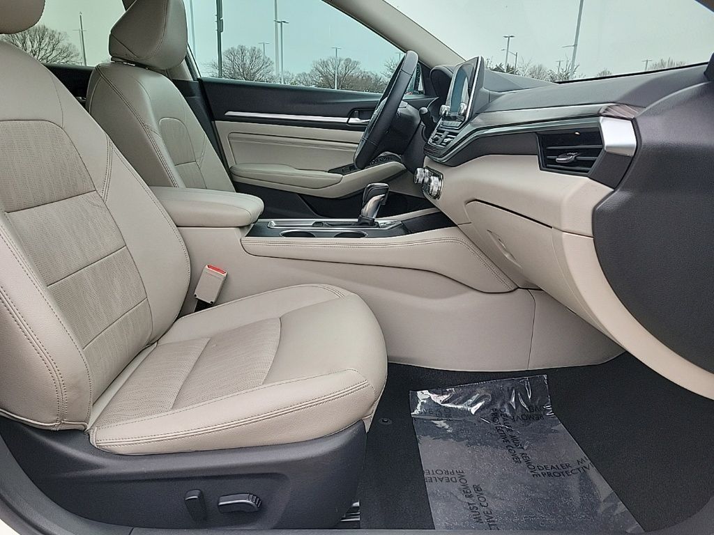 Thumbnail: 2019 Nissan Altima - 16