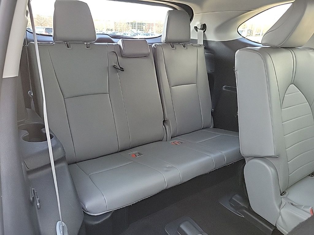 Thumbnail: 2022 Toyota Highlander - 15