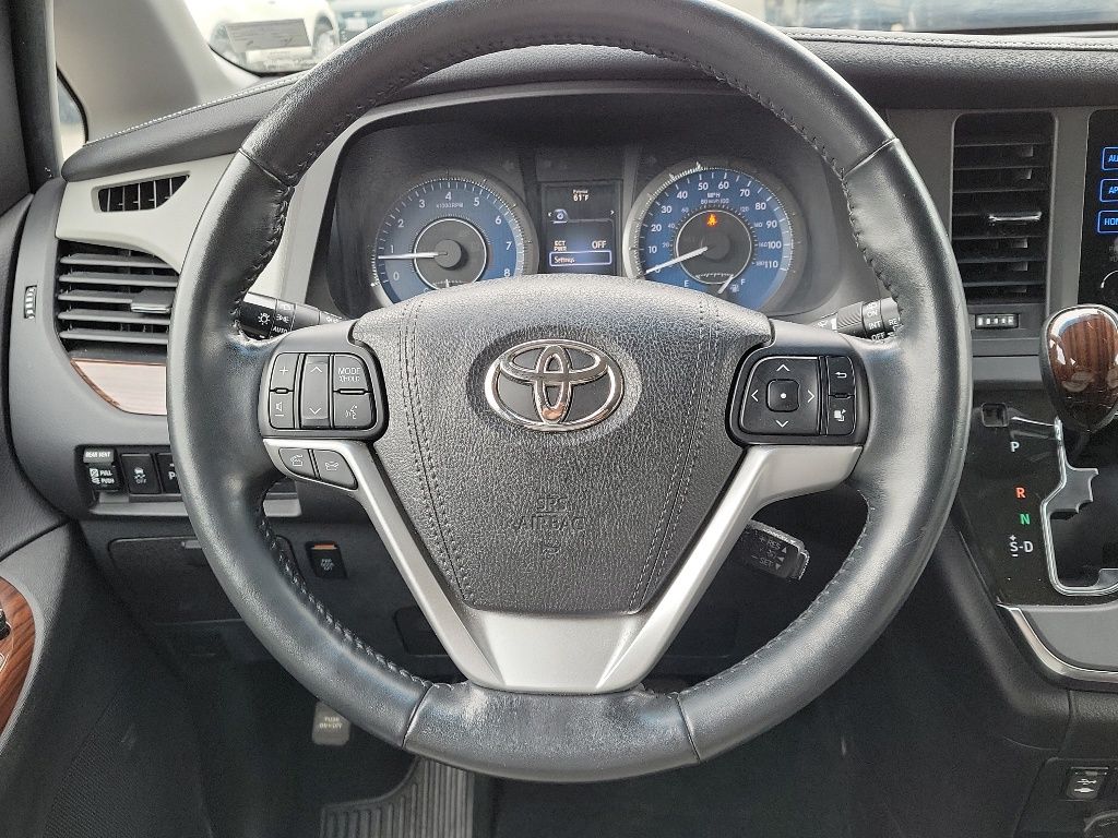 Thumbnail: 2017 Toyota Sienna - 27