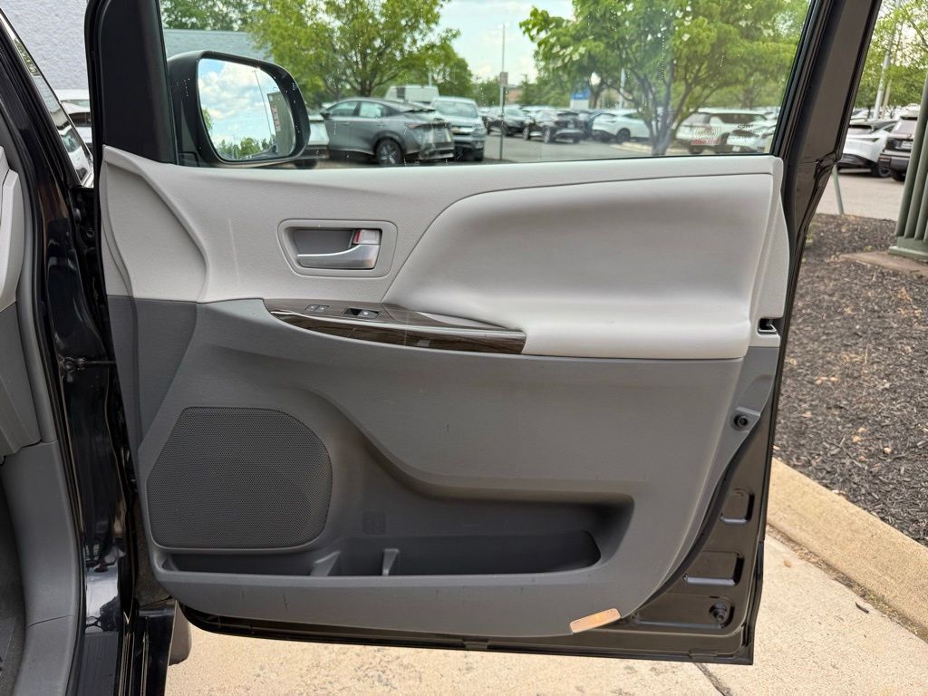 Thumbnail: 2016 Toyota Sienna - 36