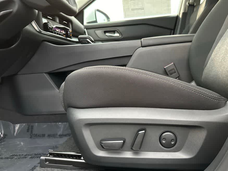 2025 Nissan Rogue SV 10