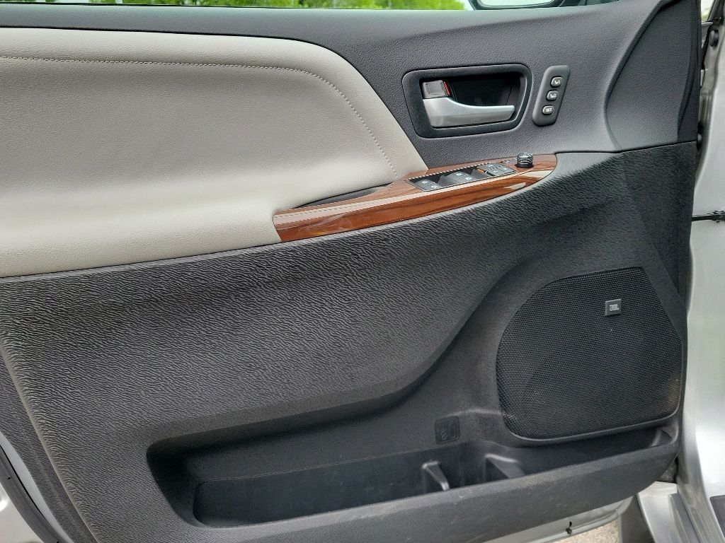 Thumbnail: 2017 Toyota Sienna - 33