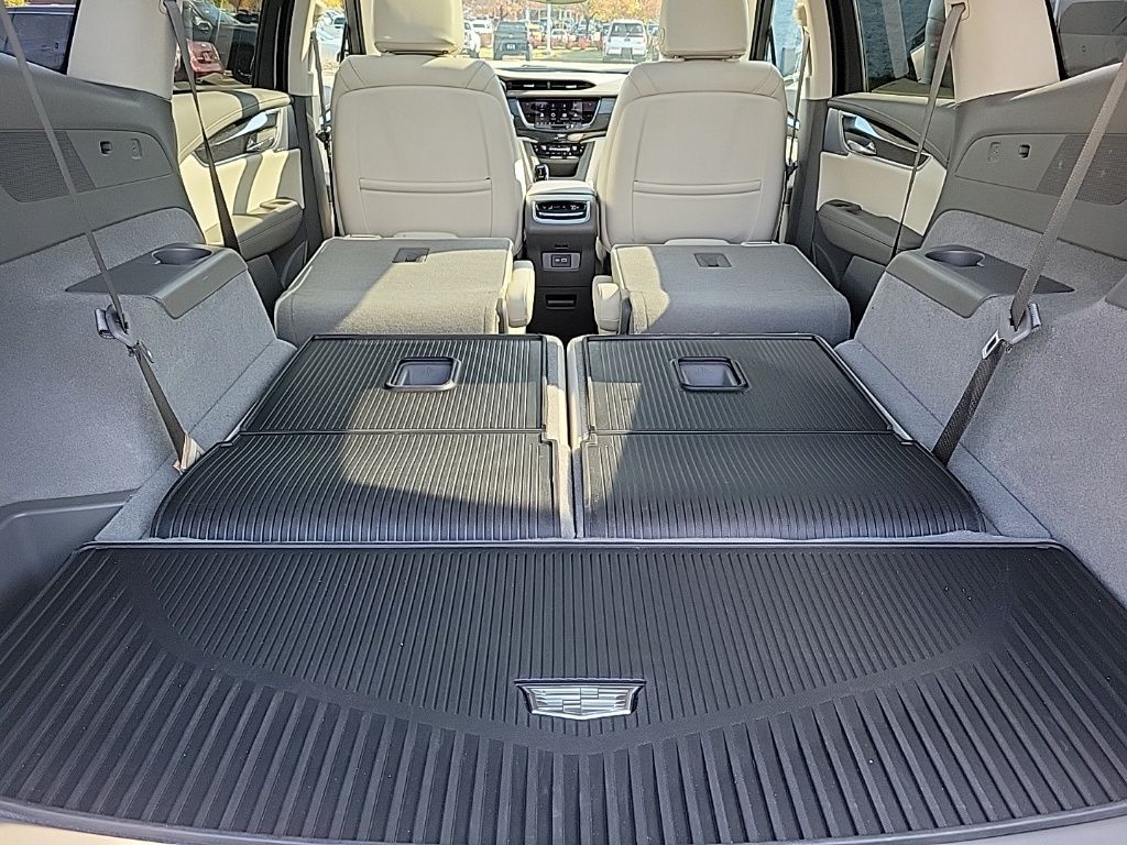 Thumbnail: 2023 Cadillac XT6 - 42