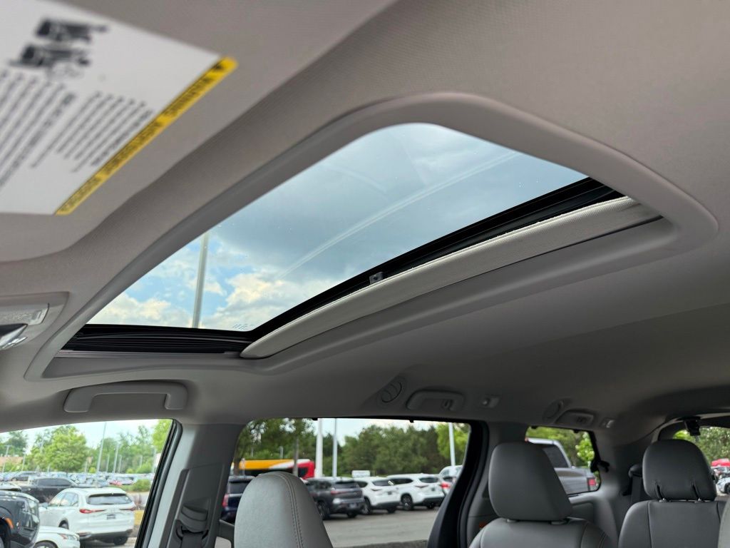Thumbnail: 2016 Toyota Sienna - 33