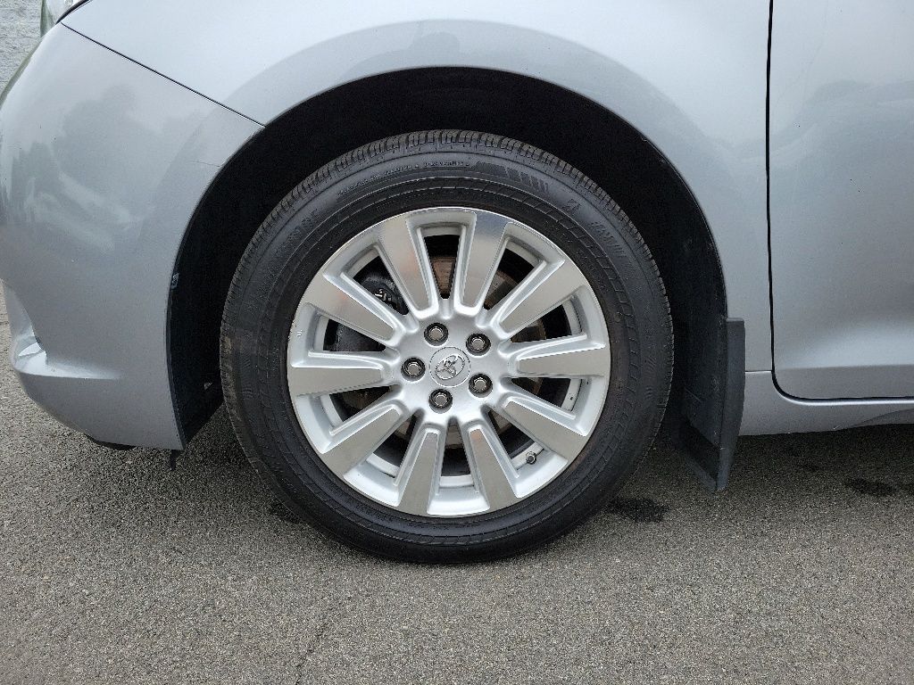 Thumbnail: 2017 Toyota Sienna - 9