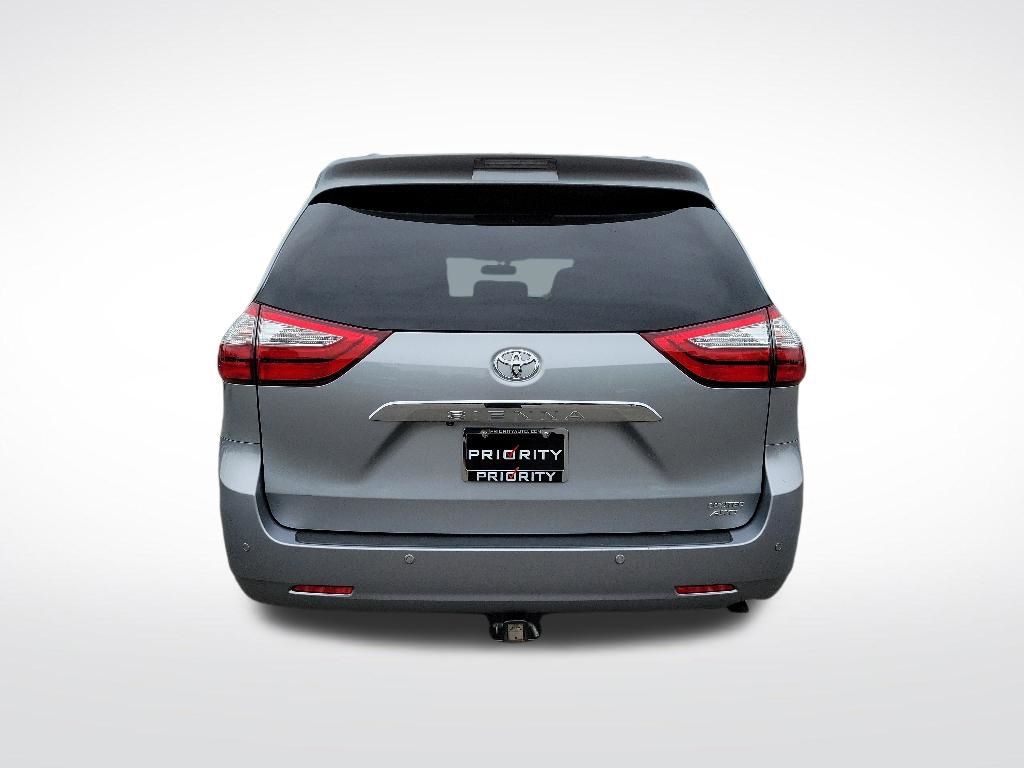 Thumbnail: 2017 Toyota Sienna - 4