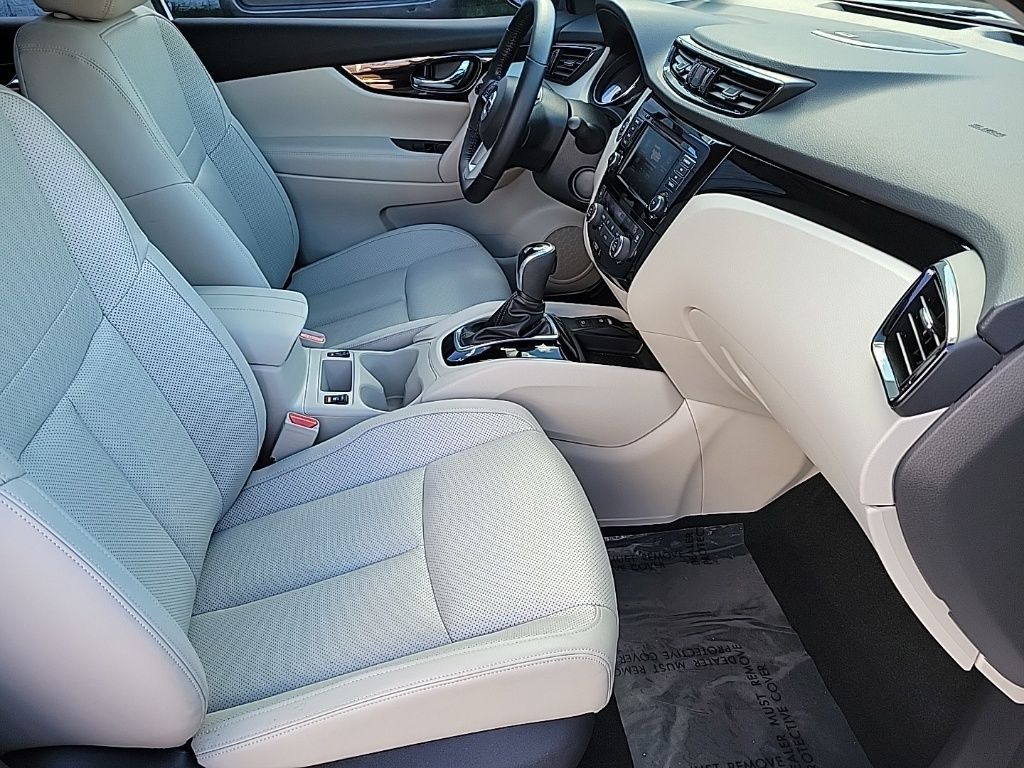 Thumbnail: 2022 Nissan Rogue Sport - 16