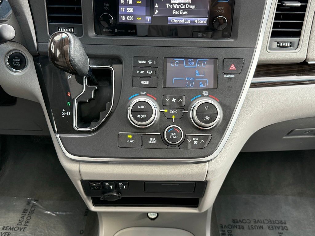 Thumbnail: 2016 Toyota Sienna - 29
