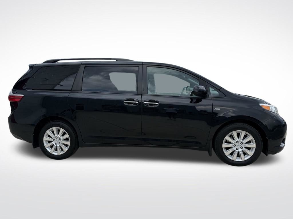 Thumbnail: 2016 Toyota Sienna - 6