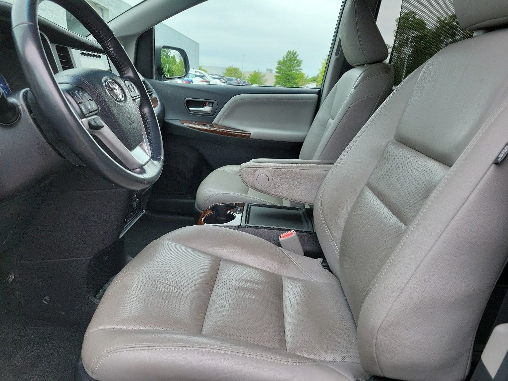 Thumbnail: 2017 Toyota Sienna - 12