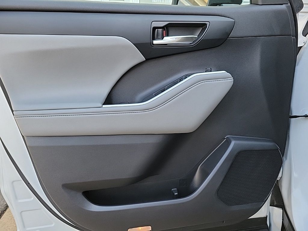 Thumbnail: 2022 Toyota Highlander - 34