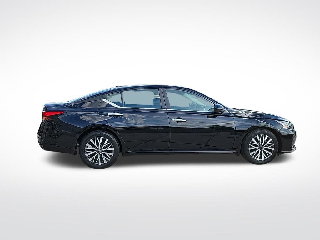 Thumbnail: 2023 Nissan Altima - 5