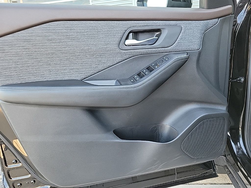 Thumbnail: 2023 Nissan Rogue - 22