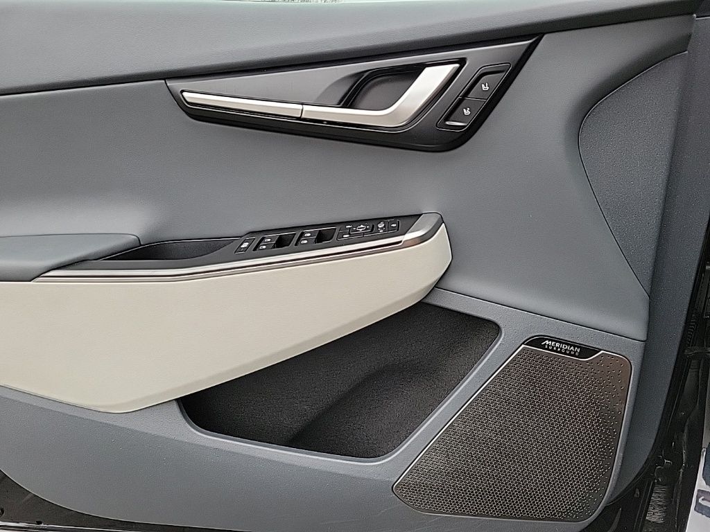 Thumbnail: 2022 Kia EV6 - 39