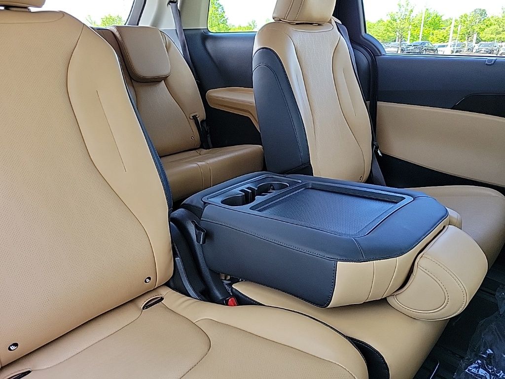 Thumbnail: 2022 Kia Carnival - 16