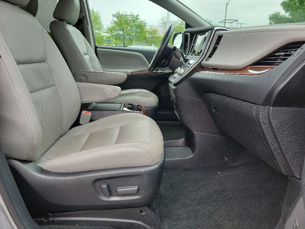Thumbnail: 2017 Toyota Sienna - 20