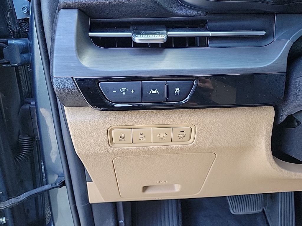 Thumbnail: 2022 Kia Carnival - 36