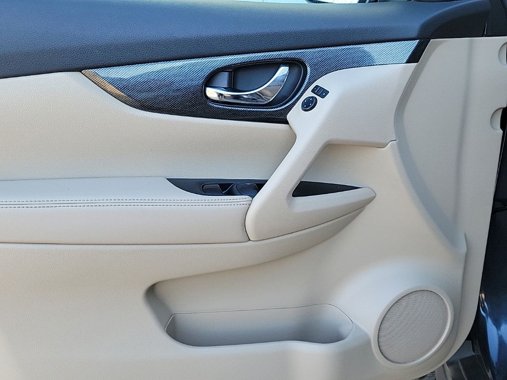 Thumbnail: 2016 Nissan Rogue - 18