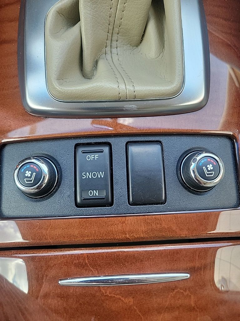 Thumbnail: 2011 INFINITI FX35 - 25