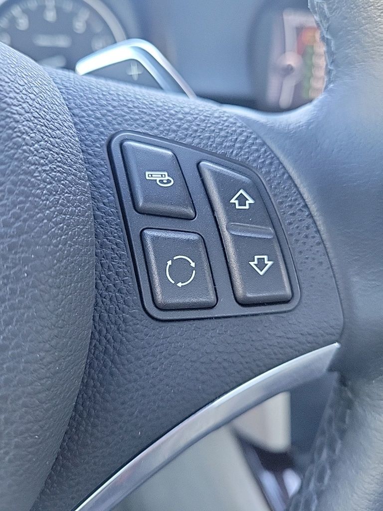 Thumbnail: 2011 BMW 3 Series - 36