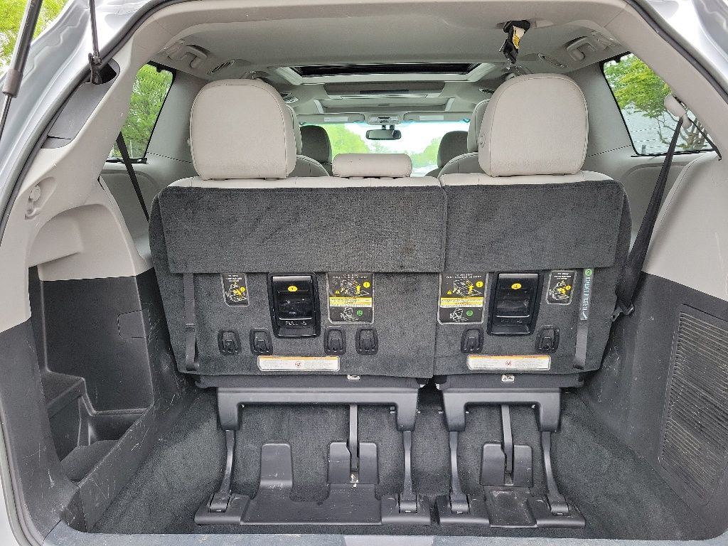 Thumbnail: 2017 Toyota Sienna - 21