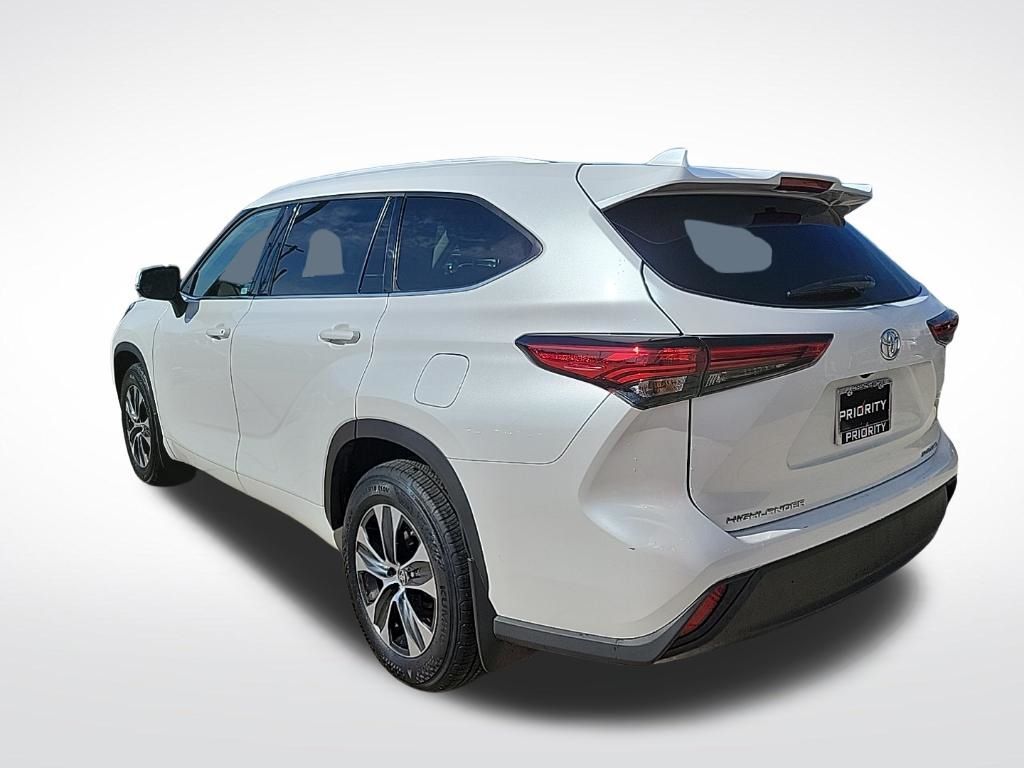 Thumbnail: 2022 Toyota Highlander - 3
