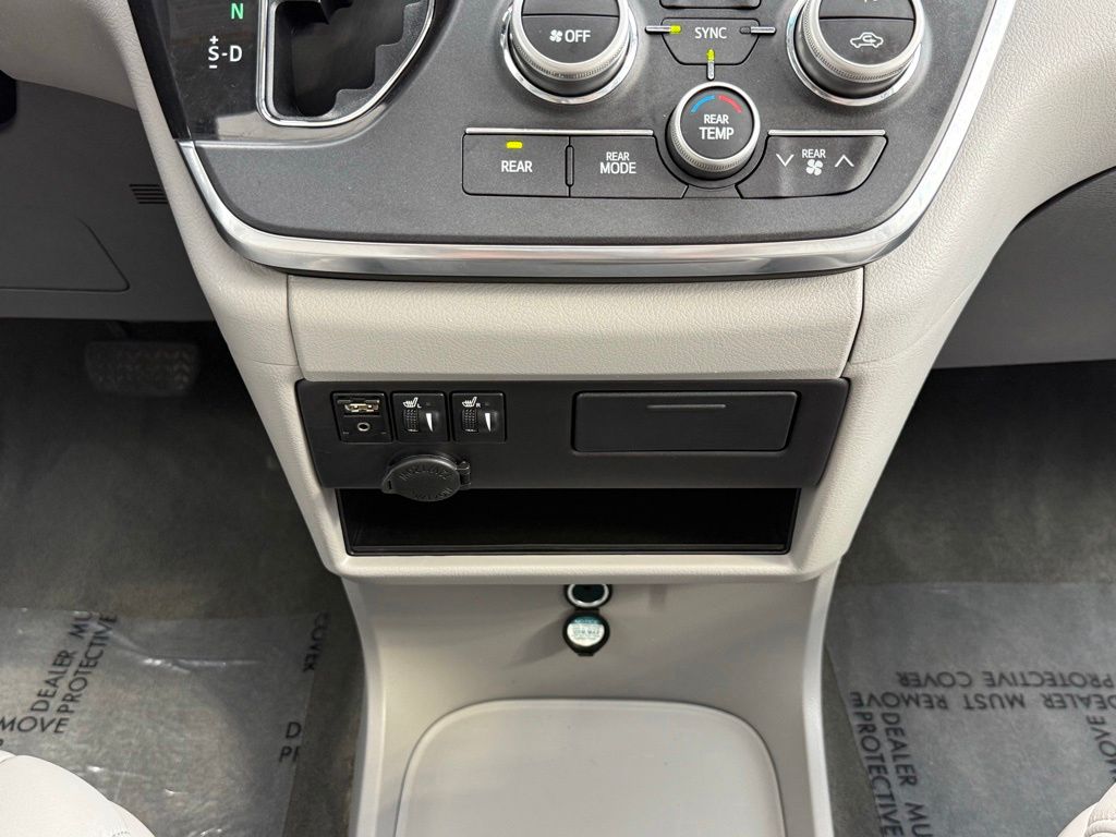 Thumbnail: 2016 Toyota Sienna - 31