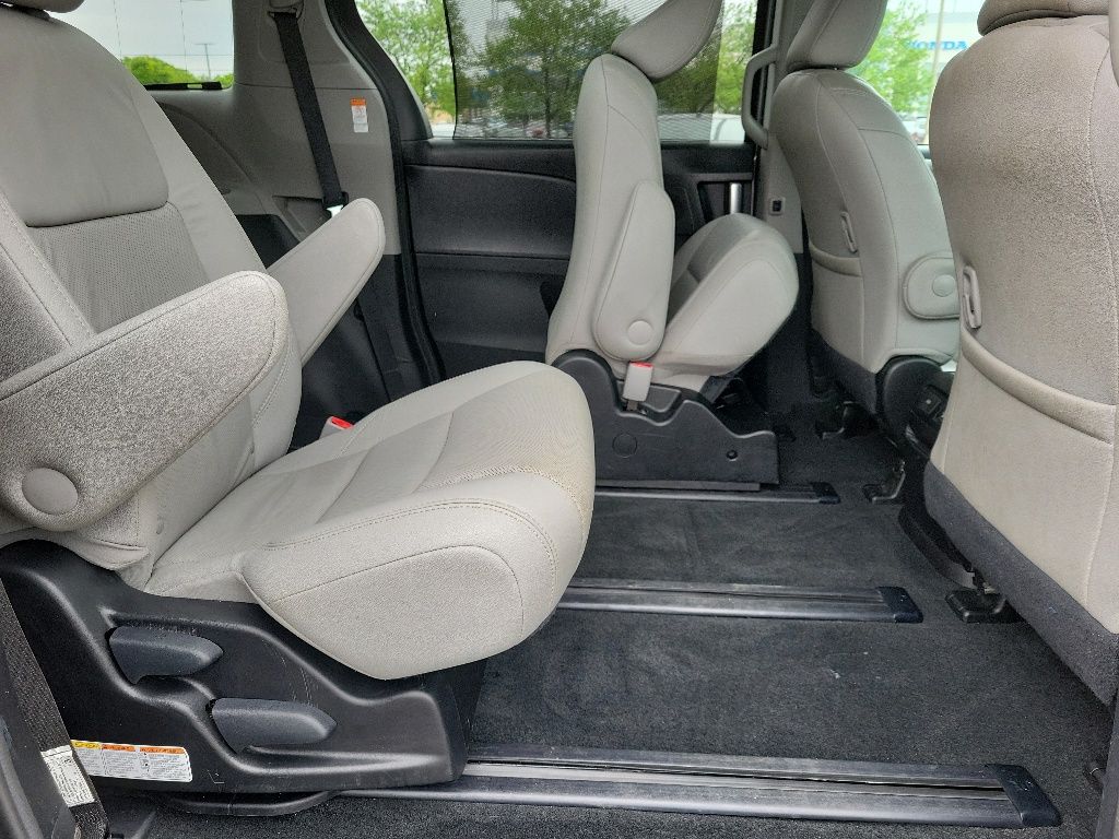 Thumbnail: 2017 Toyota Sienna - 18