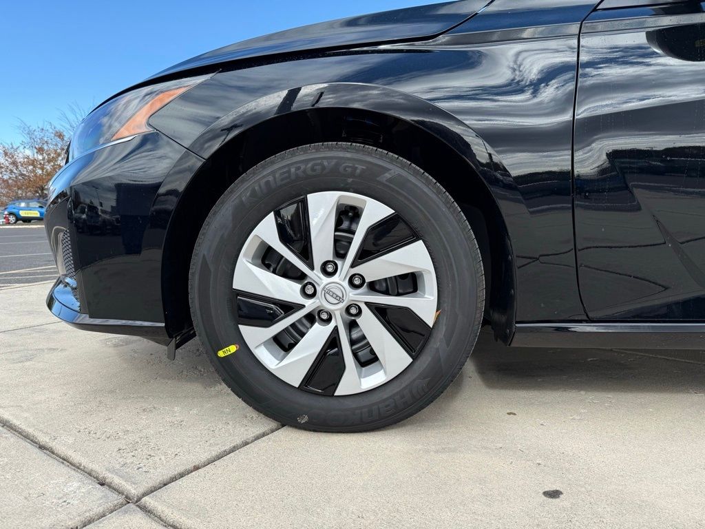 Thumbnail: 2025 Nissan Altima - 9