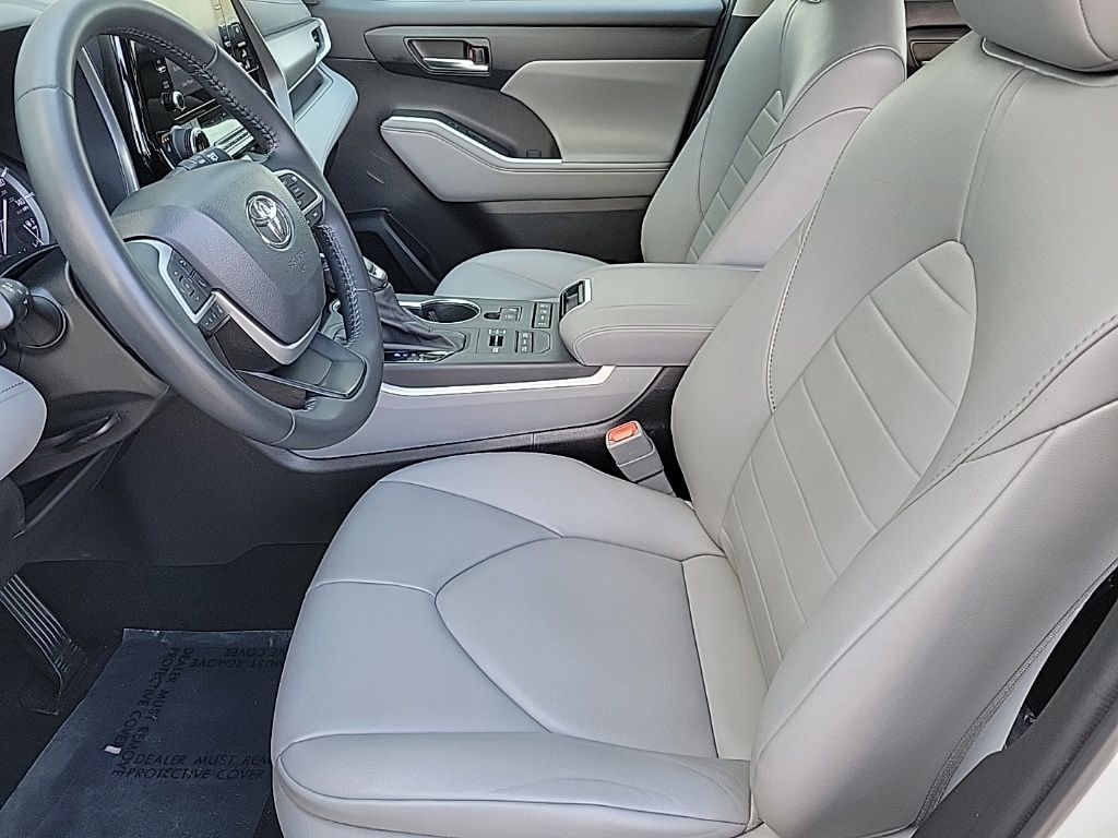 Thumbnail: 2022 Toyota Highlander - 10